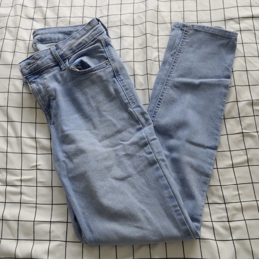 Old navy rockstar size 6 light blue wash jeans